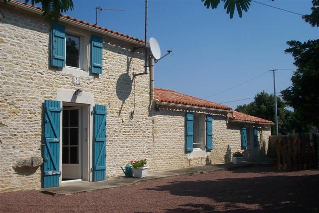 Vouille Les Marais, Farmhouse holiday home with swimming pool in Southern Vendee region of Western Loire